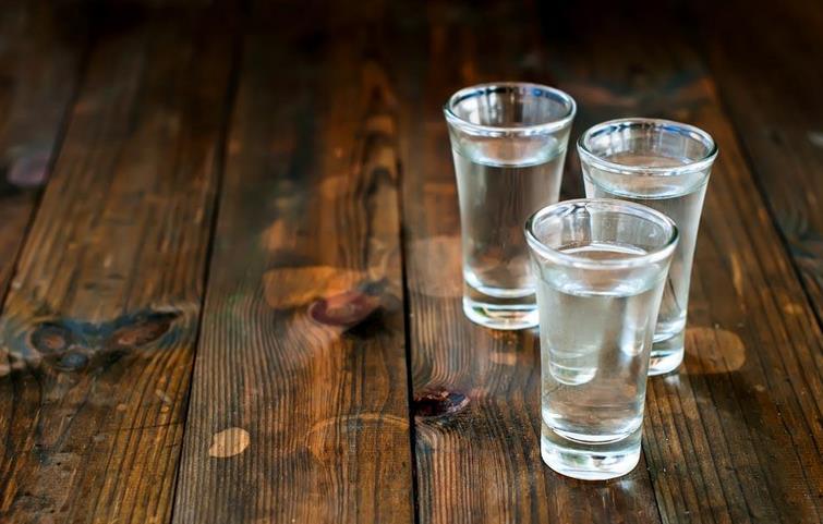 夏天喝杯酱香白酒解决食欲、失眠、肥胖等问题